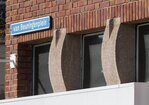 Natuurstenen ornamenten tussen de bovenlichten.
<br/>
Marcel Westhoff, 2019-02-01